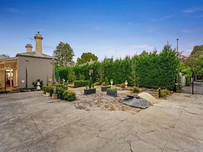 Room to rent in Melbourne - 1 ROOM AVAILABLE IN THIS SPECTACULAR HERITAGE LISTED MANSION IN THE HEART OF TOWN! - Image 1