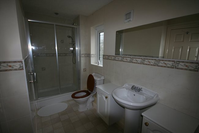 Room to rent in Whitehaven - Large Furnished En-suite Room In Spacious House - Bills included - Very Nice House - Image 5