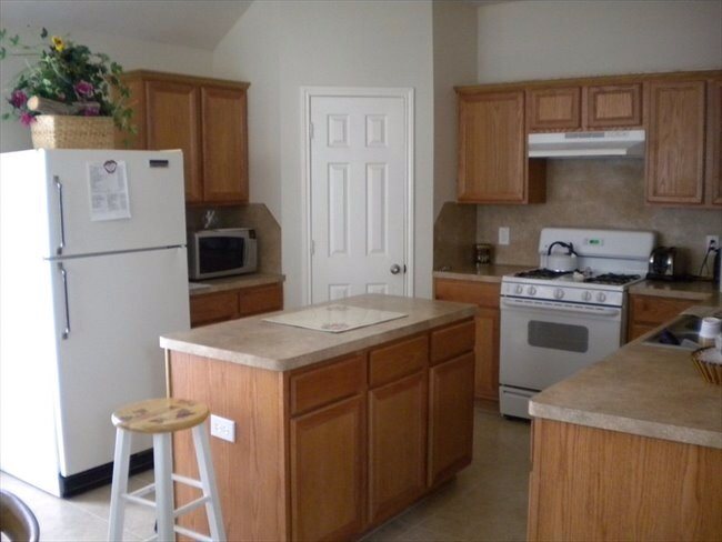 Room for rent in Mission Bend - Nice furnished bedroom in a nice 3/2/2 house in real nice area in Grand Mission/West Park tollway - Image 6
