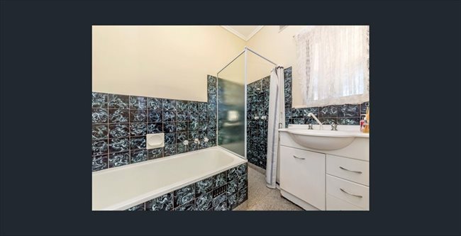 Room to rent in Lynton - student house next to repat - Image 2