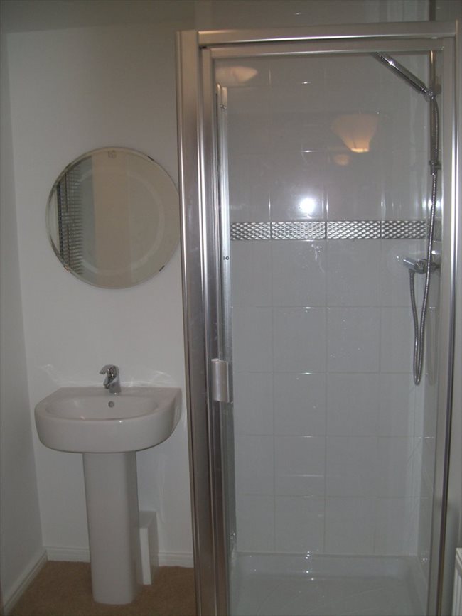 Room to rent in Stoneclough - Large double room, own bathroom, Ringley Lock,Whitefield. - Image 4