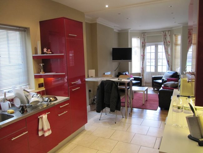 Room to rent in Rugby - Super double room (single occupancy) central Rugby - Image 1