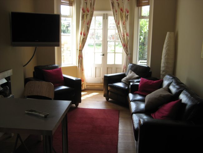 Room to rent in Rugby - Super double room (single occupancy) central Rugby - Image 2