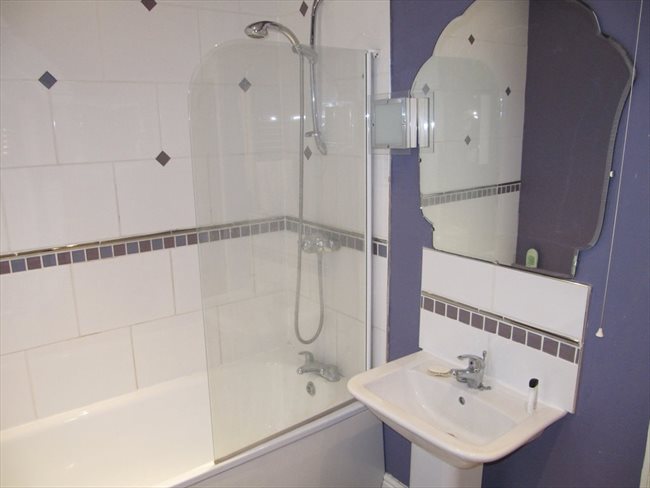 Room to rent in Rugby - Super double room (single occupancy) central Rugby - Image 5