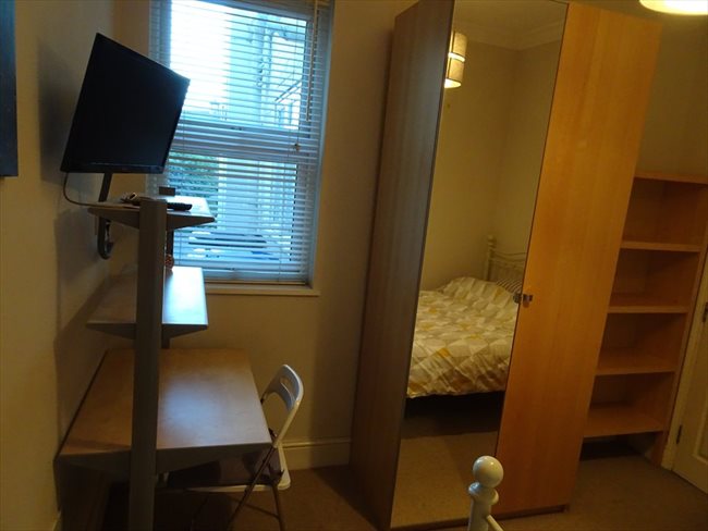 Room to rent in Rugby - Super double room (single occupancy) central Rugby - Image 7