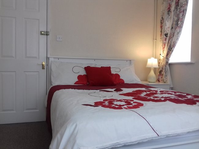 Room to rent in Duston - PARKING,FAST WIFI,REFURBISHED HOUSE NEAR SIXFILDS - Image 1