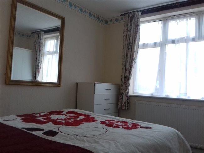 Room to rent in Duston - PARKING,FAST WIFI,REFURBISHED HOUSE NEAR SIXFILDS - Image 2