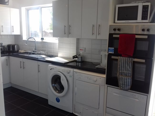 Room to rent in Duston - PARKING,FAST WIFI,REFURBISHED HOUSE NEAR SIXFILDS - Image 5