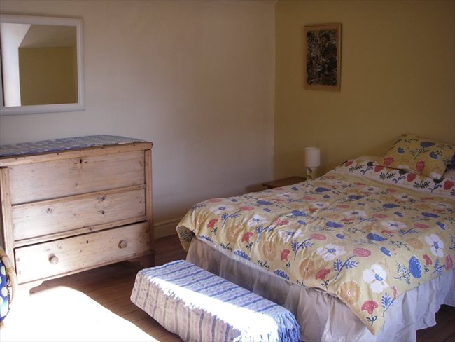 Room to rent in New Basford - Spacious furnished attic room in Victorian house - Image 1