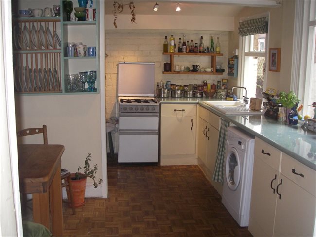 Room to rent in New Basford - Spacious furnished attic room in Victorian house - Image 2