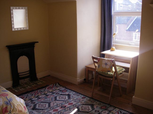 Room to rent in New Basford - Spacious furnished attic room in Victorian house - Image 3