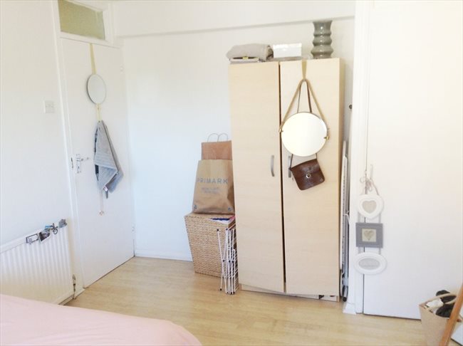 Room to rent in Stratford - King Size Room very close to Stratford station / Westfield - Image 1