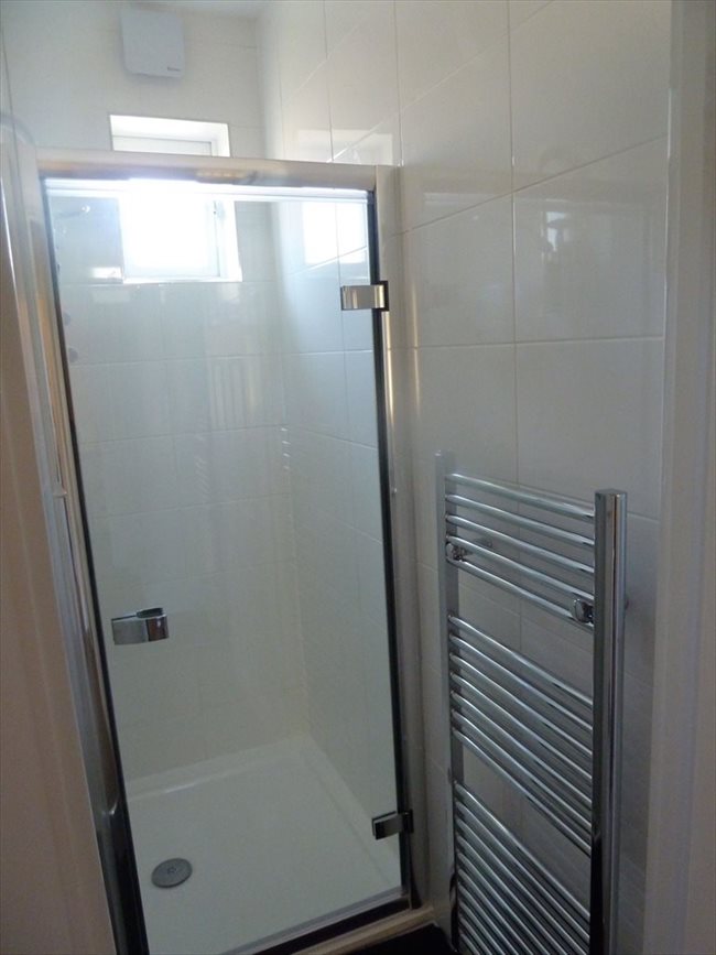 Room to rent in Tooting - 4 Double Rooms Available near Mitcham Eastfield - Image 4