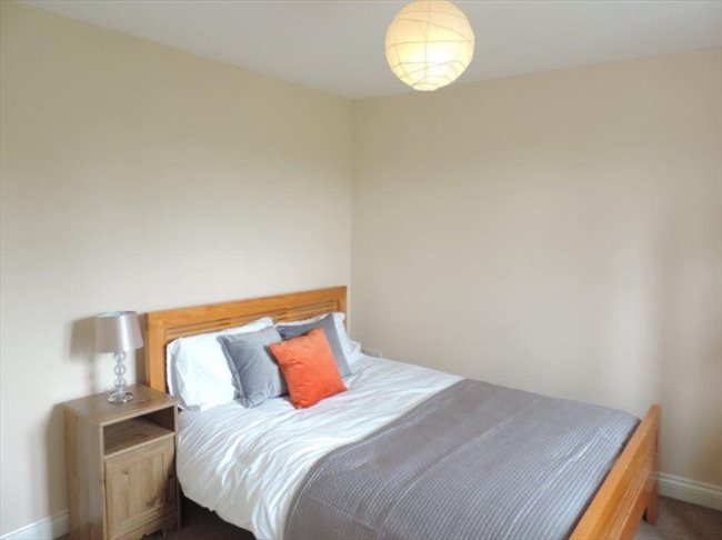 Room to rent in Peterborough - Huge Ensuite 25min walk to town - Image 1