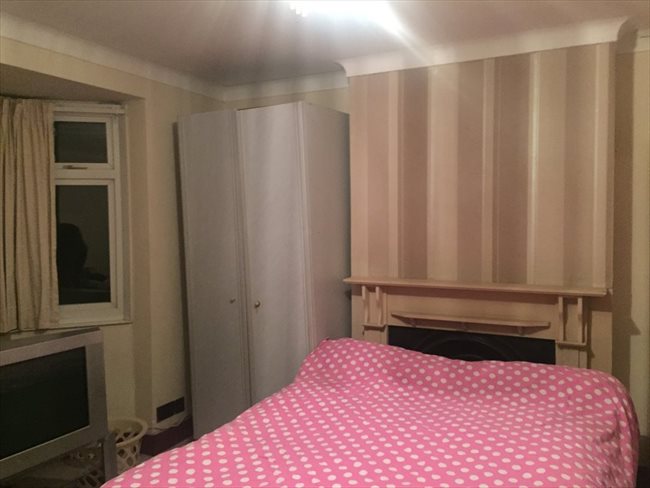 Room to rent in Edmonton - LARGE DOUBLE BEDROOM AVAILABLE - Image 1
