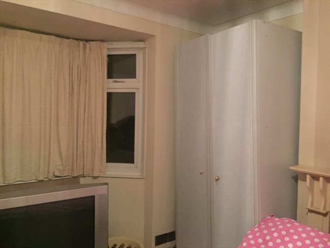Room to rent in Edmonton - LARGE DOUBLE BEDROOM AVAILABLE - Image 3