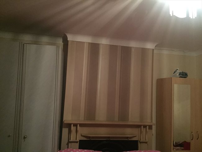 Room to rent in Edmonton - LARGE DOUBLE BEDROOM AVAILABLE - Image 4