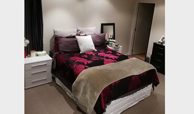 Room to rent in Wellington - Warm spacious bedroom in modern home - Image 3