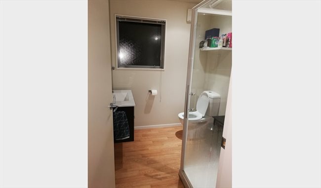 Room to rent in Wellington - Warm spacious bedroom in modern home - Image 5