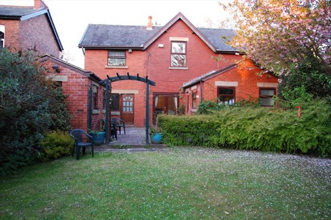 Room to rent in Preston - Room to rent in a large character property - FIBRE 100MB WIFI - Image 2