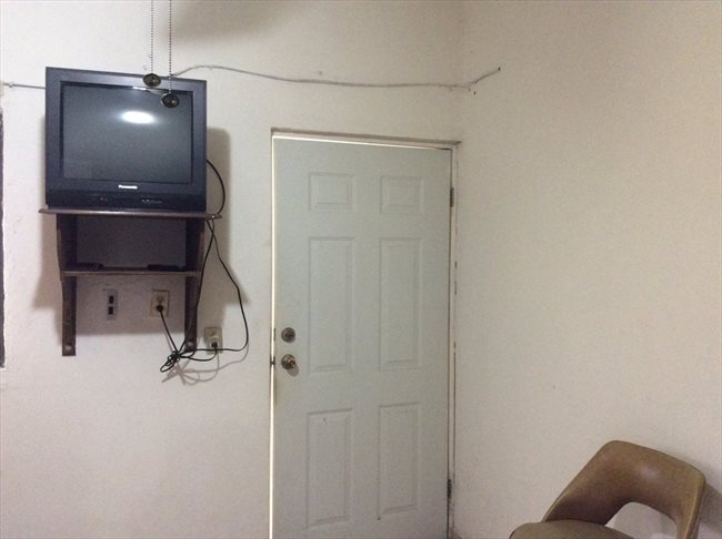 Cuarto en renta en Calle Ignacio Vallarta, Monterrey - Asistencia señoritas foráneas | CompartoDepa - Image 3
