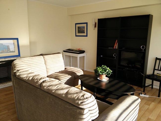 Colocation à Place Mattéotti, La Louvière, Hainaut - petite chambre dans appartement meublé au 4e étage d'un immeuble | Appartager - Image 2