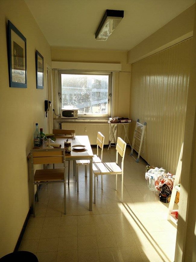 Colocation à Place Mattéotti, La Louvière, Hainaut - petite chambre dans appartement meublé au 4e étage d'un immeuble | Appartager - Image 4