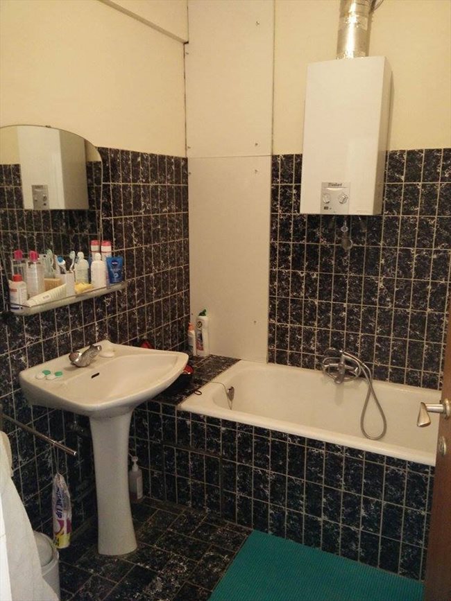 Colocation à Place Mattéotti, La Louvière, Hainaut - petite chambre dans appartement meublé au 4e étage d'un immeuble | Appartager - Image 7