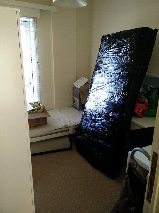Colocation à Place Mattéotti, La Louvière, Hainaut - petite chambre dans appartement meublé au 4e étage d'un immeuble | Appartager - Image 8
