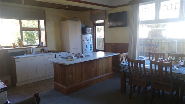 Room to rent in Wychbury Street, Christchurch - Couple? New to ChCh.? - Image 1
