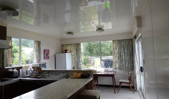 Room to rent in Hume Street, Lower Hutt - house in nice quet area, and lovely veg and flower garden - Image 1