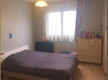 EasyWG CH - Chambre meublée pour fille à Saint-Prex, Morges - 590 CHF / Mois