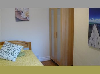 EasyRoommate UK - FAB Double room £400/m Town Centre avail 11 Dec, Swindon - £400 pcm