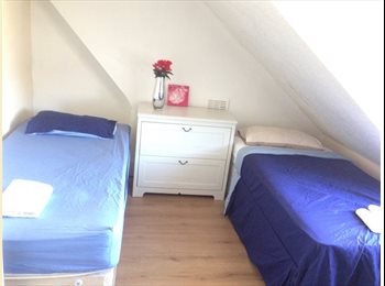 EasyRoommate UK -  Twin room perfect for friends or couples - all bills included, Stratford - £690 pcm