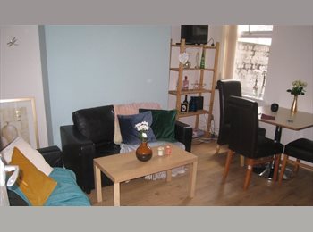 EasyRoommate UK - Bright house for 3 students to share, beside Uni Campus, Kensington - £325 pcm