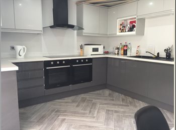 EasyRoommate UK - Giant Double Room with Balcony &  Views in Central Basildon, Basildon - £650 pcm