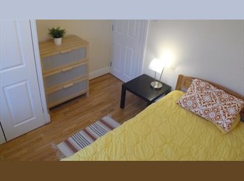 EasyRoommate UK - Great double room town centre £400 avail 9 Dec, Swindon - £400 pcm