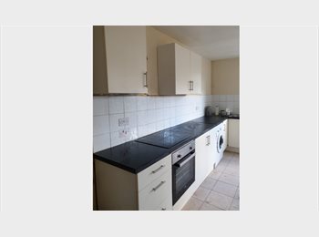 EasyRoommate UK - Great 5 Bed Student Home, Kensington - £1,665 pcm